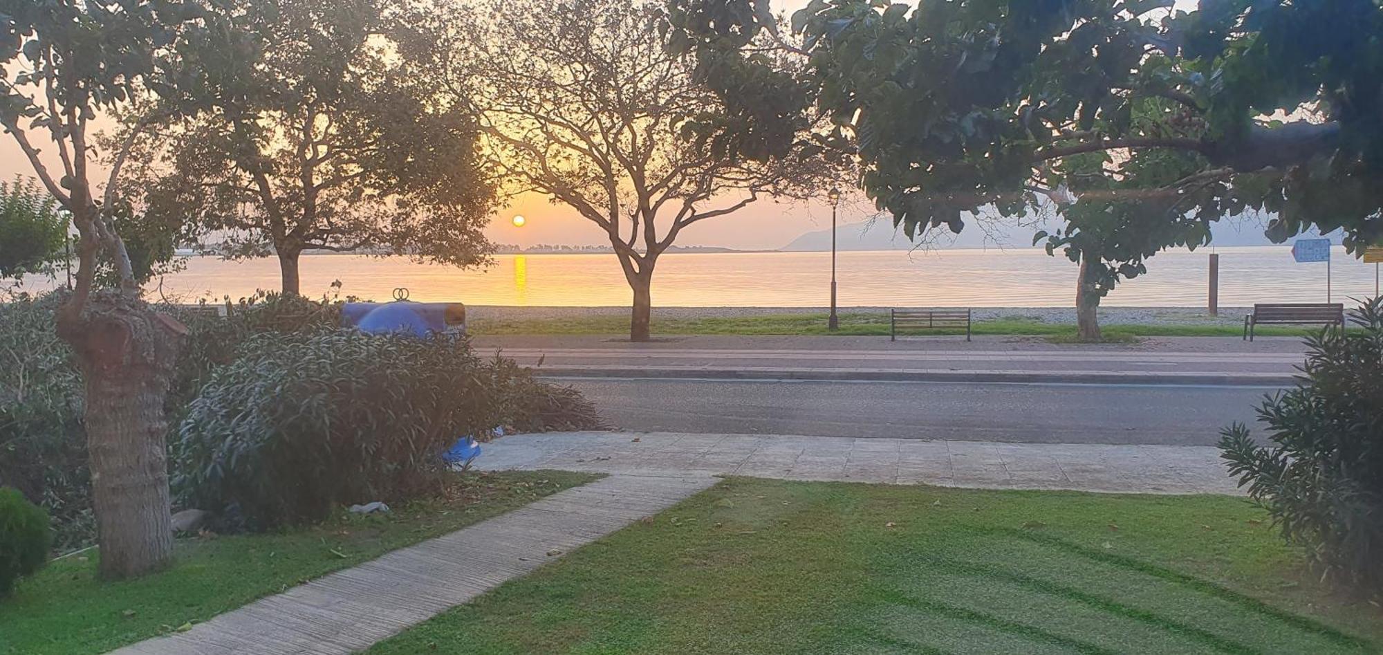 Nafpaktos Seaside Apartment Ngoại thất bức ảnh